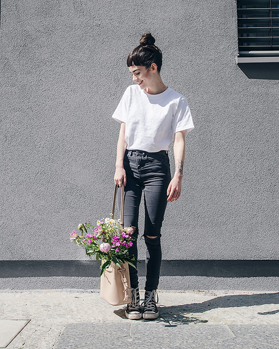 Phối trang phục đẹp cùng kiểu áo thun đơn giản