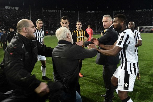Chủ tịch CLB rút súng, giải bóng đá Hy Lạp bị đình chỉ vô thời hạn