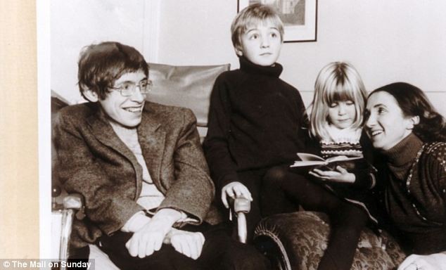 Stephen Hawking với 2 cuộc hôn nhân trái ngược, nhiều kịch tính và điều còn lại sau cùng hơn cả tình yêu Stephen Hawking với 2 cuộc hôn nhân trái ngược, nhiều kịch tính và điều còn lại sau cùng hơn cả tình yêu