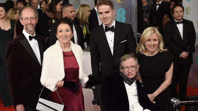 Stephen Hawking với 2 cuộc hôn nhân trái ngược, nhiều kịch tính và điều còn lại sau cùng hơn cả tình yêu Stephen Hawking với 2 cuộc hôn nhân trái ngược, nhiều kịch tính và điều còn lại sau cùng hơn cả tình yêu