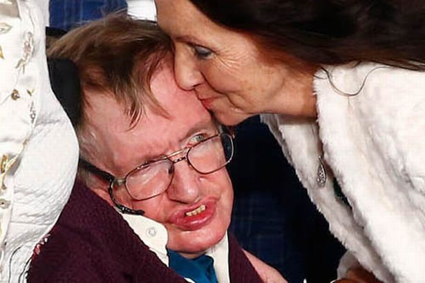 Stephen Hawking với 2 cuộc hôn nhân trái ngược, nhiều kịch tính và điều còn lại sau cùng hơn cả tình yêu