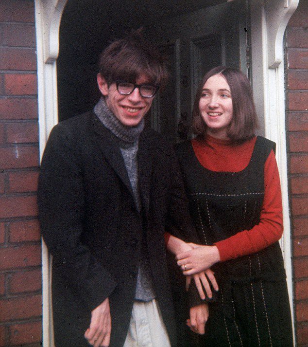 Stephen Hawking với 2 cuộc hôn nhân trái ngược, nhiều kịch tính và điều còn lại sau cùng hơn cả tình yêu Stephen Hawking với 2 cuộc hôn nhân trái ngược, nhiều kịch tính và điều còn lại sau cùng hơn cả tình yêu