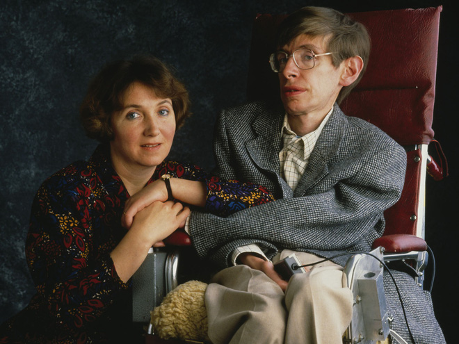 Stephen Hawking với 2 cuộc hôn nhân trái ngược, nhiều kịch tính và điều còn lại sau cùng hơn cả tình yêu