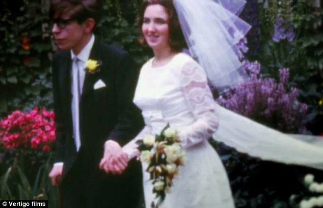 Stephen Hawking với 2 cuộc hôn nhân trái ngược, nhiều kịch tính và điều còn lại sau cùng hơn cả tình yêu Stephen Hawking với 2 cuộc hôn nhân trái ngược, nhiều kịch tính và điều còn lại sau cùng hơn cả tình yêu