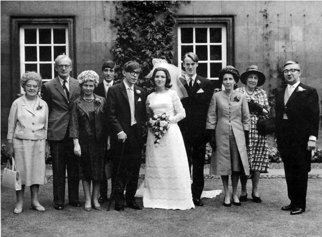 Stephen Hawking với 2 cuộc hôn nhân trái ngược, nhiều kịch tính và điều còn lại sau cùng hơn cả tình yêu Stephen Hawking với 2 cuộc hôn nhân trái ngược, nhiều kịch tính và điều còn lại sau cùng hơn cả tình yêu