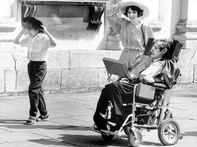 Stephen Hawking với 2 cuộc hôn nhân trái ngược, nhiều kịch tính và điều còn lại sau cùng hơn cả tình yêu Stephen Hawking với 2 cuộc hôn nhân trái ngược, nhiều kịch tính và điều còn lại sau cùng hơn cả tình yêu