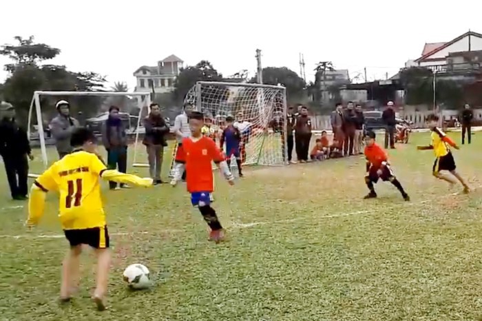 Clip cậu bé Hà Tĩnh đi bóng vi diệu như Messi gây sốt mạng xã hội Clip cậu bé Hà Tĩnh đi bóng vi diệu như Messi gây sốt mạng xã hội