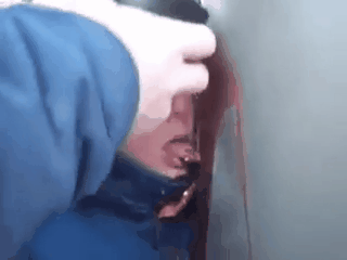 Chỉ 1 phút chui nhầm đầu vào lồng nhốt gà, bé trai khóc nức nở vì không thể thoát ra