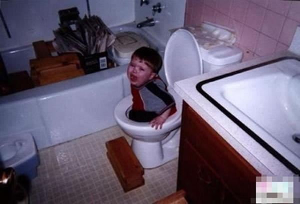 Chỉ 1 phút chui nhầm đầu vào lồng nhốt gà, bé trai khóc nức nở vì không thể thoát ra