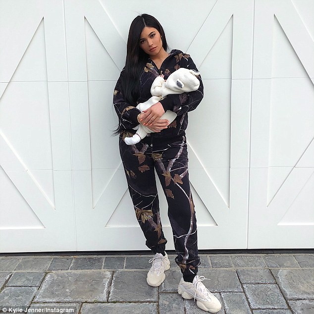 Kylie Jenner có con với bạn trai cũ gốc Việt nhưng lại bắt người yêu hiện tại đổ vỏ?