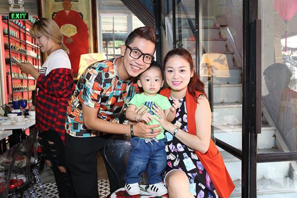 Hoàng Rapper và gia đình náo loạn khi vợ anh sinh trước thời gian dự kiến vì cú trượt ngã Hoàng Rapper và gia đình náo loạn khi vợ anh sinh trước thời gian dự kiến vì cú trượt ngã
