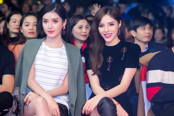 Clip: Hội ngộ tại sự kiện, Kỳ Duyên và Huyền My sượng sùng chụp ảnh cùng nhau