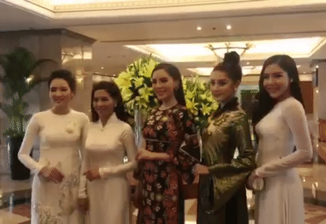 Clip: Hội ngộ tại sự kiện, Kỳ Duyên và Huyền My sượng sùng chụp ảnh cùng nhau