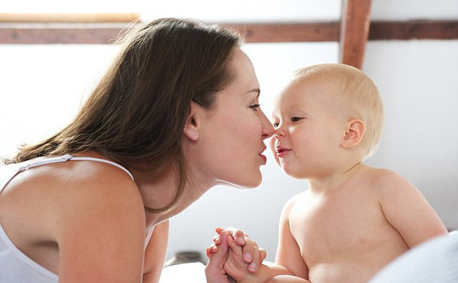 Nghiên cứu mới: Người lớn hôn trẻ nhỏ truyền nhiều bệnh nguy hiểm