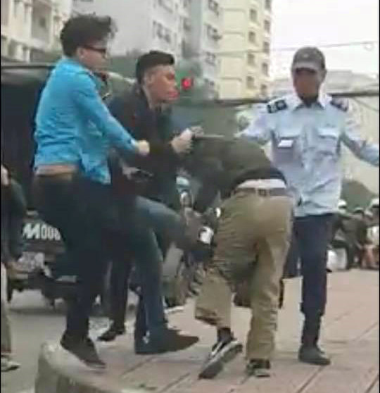 Nhân viên xe buýt cầm gạch đuổi đánh tài xế ôtô tải sau tai nạn