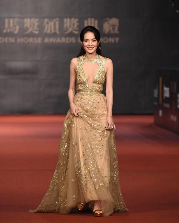 Ngực lép kẹp nhưng 4 ngôi sao Hoa ngữ vẫn mặc đẹp hết phần người khác!