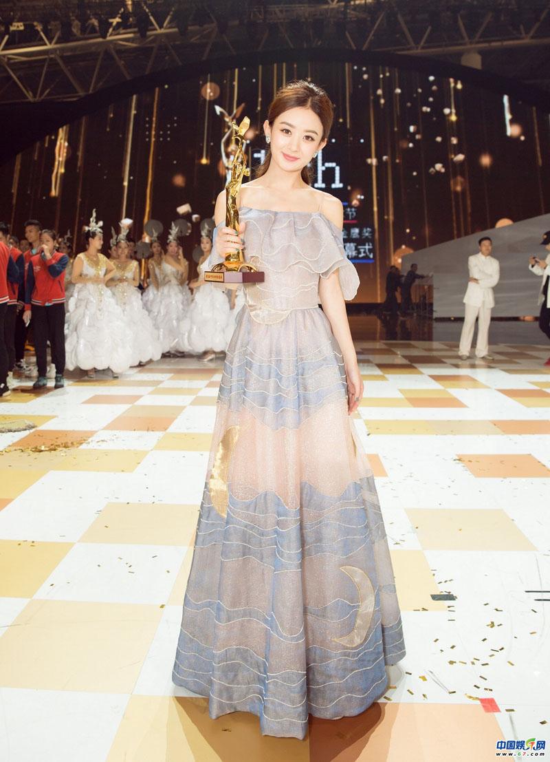 Ngực lép kẹp nhưng 4 ngôi sao Hoa ngữ vẫn mặc đẹp hết phần người khác!