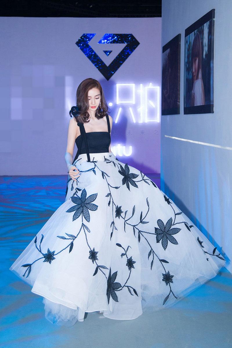 Ngực lép kẹp nhưng 4 ngôi sao Hoa ngữ vẫn mặc đẹp hết phần người khác!