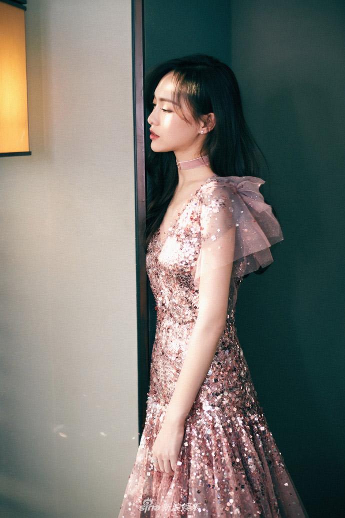 Ngực lép kẹp nhưng 4 ngôi sao Hoa ngữ vẫn mặc đẹp hết phần người khác!