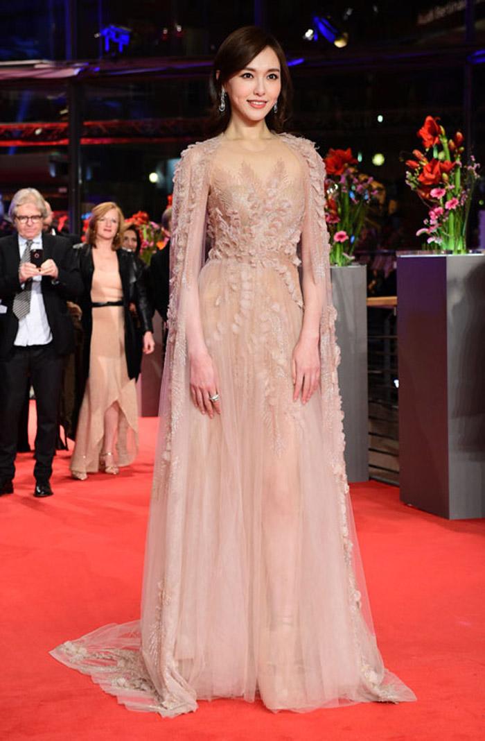 Ngực lép kẹp nhưng 4 ngôi sao Hoa ngữ vẫn mặc đẹp hết phần người khác!