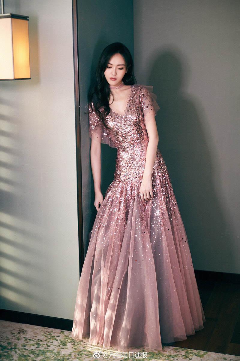 Ngực lép kẹp nhưng 4 ngôi sao Hoa ngữ vẫn mặc đẹp hết phần người khác!