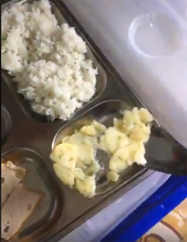 Phụ huynh ngỡ ngàng khi suất ăn trị giá 13.000 đồng của học sinh lớp 1 chỉ có 2 miếng chả và 1 miếng trứng