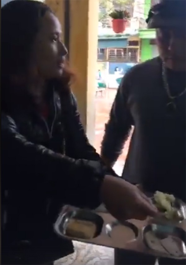 Phụ huynh ngỡ ngàng khi suất ăn trị giá 13.000 đồng của học sinh lớp 1 chỉ có 2 miếng chả và 1 miếng trứng