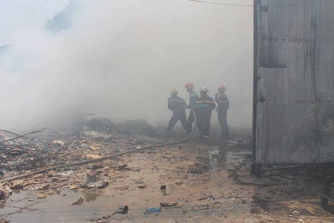 Vựa phế liệu bốc cháy dữ dội, 2 trường học phải sơ tán
