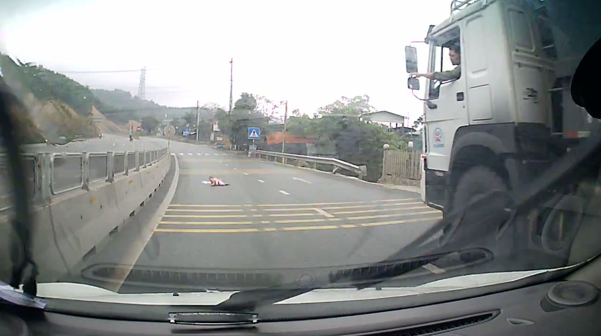 Quảng Ninh: Em bé lấy lòng đường làm chỗ tập bò khiến các tài xế một phen hú vía Quảng Ninh: Em bé lấy lòng đường làm chỗ tập bò khiến các tài xế một phen hú vía