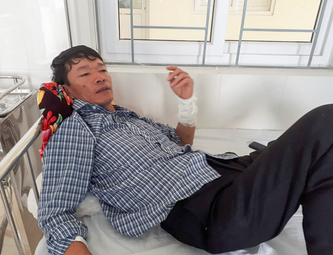 Xe chở đá nghi tự trôi tông chết 1 người, 2 bị thương