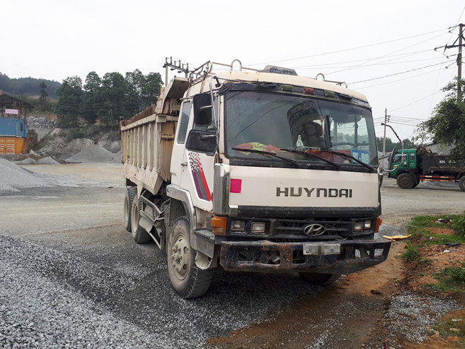 Xe chở đá nghi tự trôi tông chết 1 người, 2 bị thương