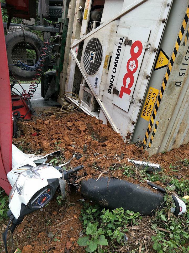 Lào Cai: Xe đầu kéo lật ngang đè lên xe máy, thai phụ may mắn thoát chết trong gang tấc