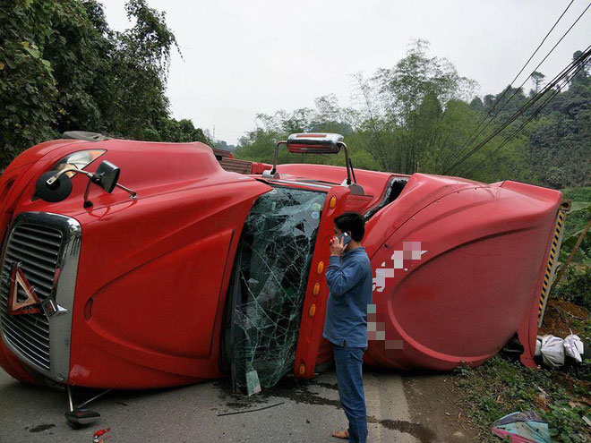 Lào Cai: Xe đầu kéo lật ngang đè lên xe máy, thai phụ may mắn thoát chết trong gang tấc