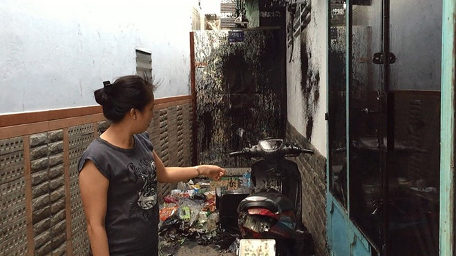 Nhóm côn đồ dùng hung khí chém camera, tạt sơn nhà dân