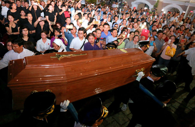 Máy bay chở linh cữu cố Tổng giám mục Phaolô Bùi Văn Đọc về đến TP.HCM