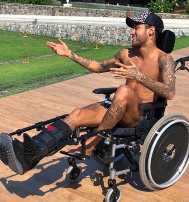 Neymar nhận bão chỉ trích với bức ảnh đóng giả Stephen Hawking