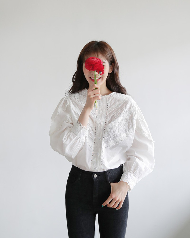 Hội bánh bèo sẽ được phen hỉ hả vì chiếc áo tay bồng này sẽ là hot trend năm nay Hội bánh bèo sẽ được phen hỉ hả vì chiếc áo tay bồng này sẽ là hot trend năm nay