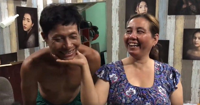 CLIP: Cặp phụ huynh 7x hài hước bắt trend đặt cằm lên tay khiến dân mạng thích thú