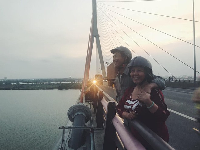 CLIP: Cặp phụ huynh 7x hài hước bắt trend đặt cằm lên tay khiến dân mạng thích thú