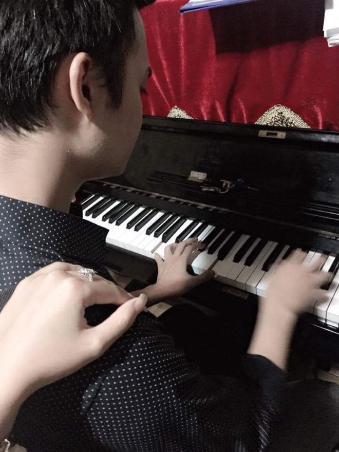 Ca sĩ Á quân X-Factor 2016 bị tố cặp kè với nhiều cô gái cùng lúc, lợi dụng bạn gái cũ để chăm sóc mẹ ốm