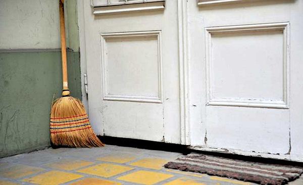 Cứ tiện tay để chổi quét nhà ở những nơi này, bảo sao làm ăn mãi không phất lên được