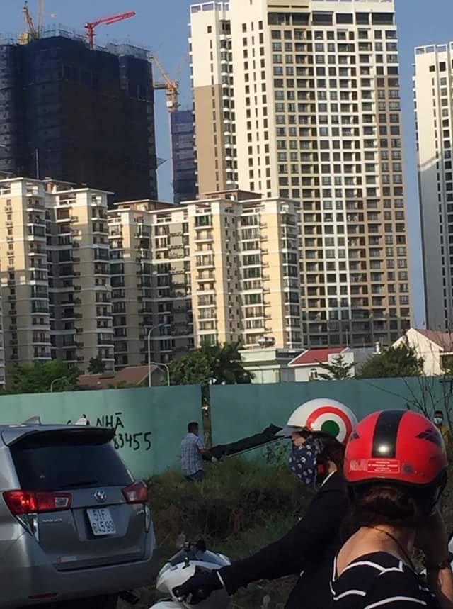 Thi thể phân hủy nằm cạnh rào chắn công trình ở Sài Gòn có thể là của một đạo diễn, nghệ sĩ