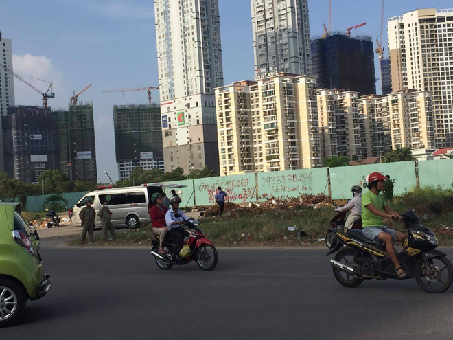 Thi thể phân hủy nằm cạnh rào chắn công trình ở Sài Gòn có thể là của một đạo diễn, nghệ sĩ