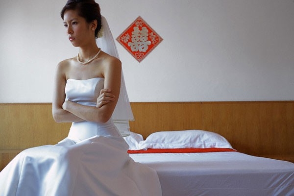 Vì 2 tin nhắn không rõ ràng trong điện thoại mà đám cưới của tôi phải nhờ em họ chú rể đón dâu thay