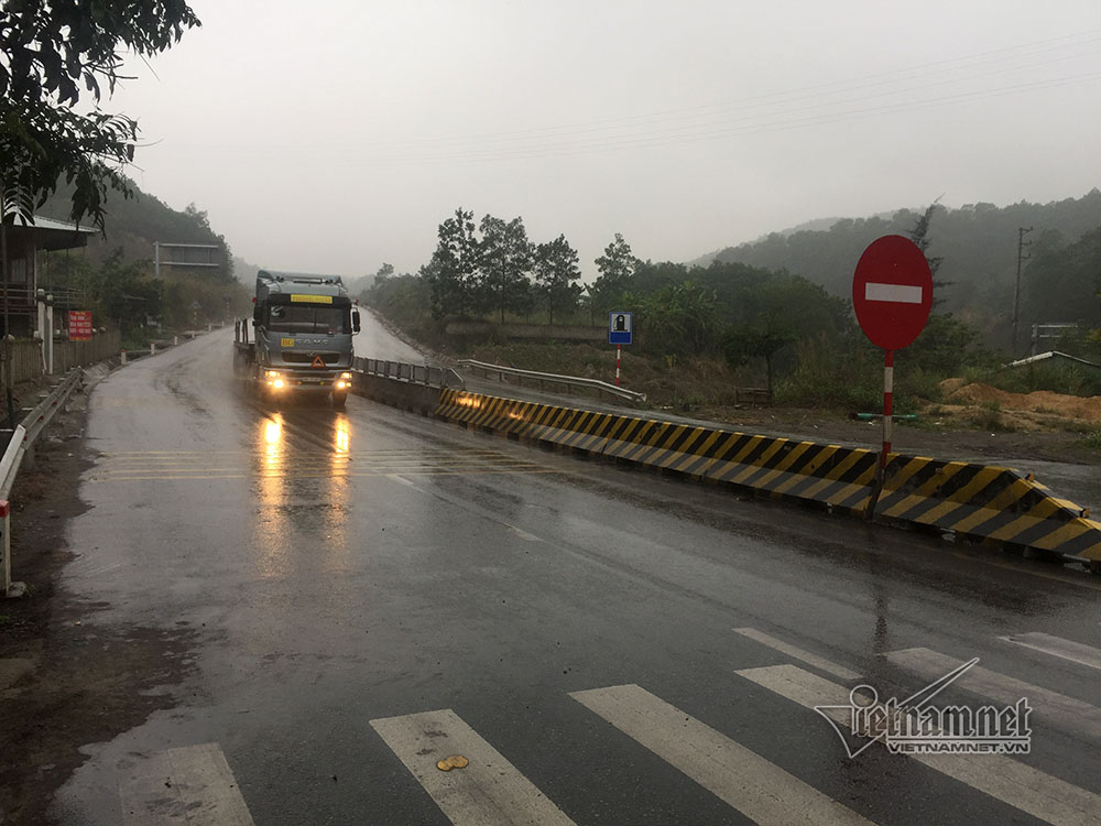 Cha mẹ bé 8 tháng trần tình phút lơ là để con bò qua đường