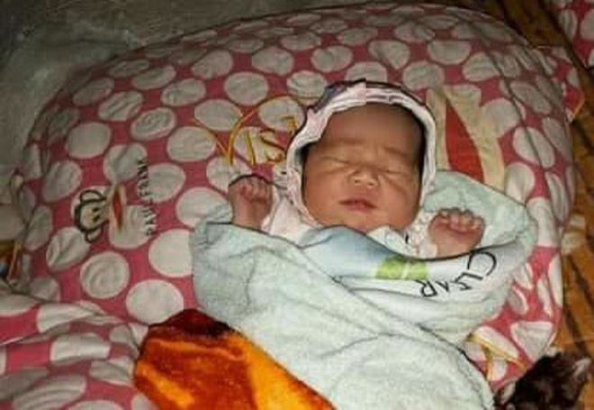 Nghệ An: Bé gái sơ sinh 1 tuần tuổi không mặc quần áo bị bỏ rơi trước cổng trường