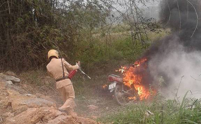 Con gái vi phạm giao thông, bố tới nơi châm lửa đốt luôn xe máy