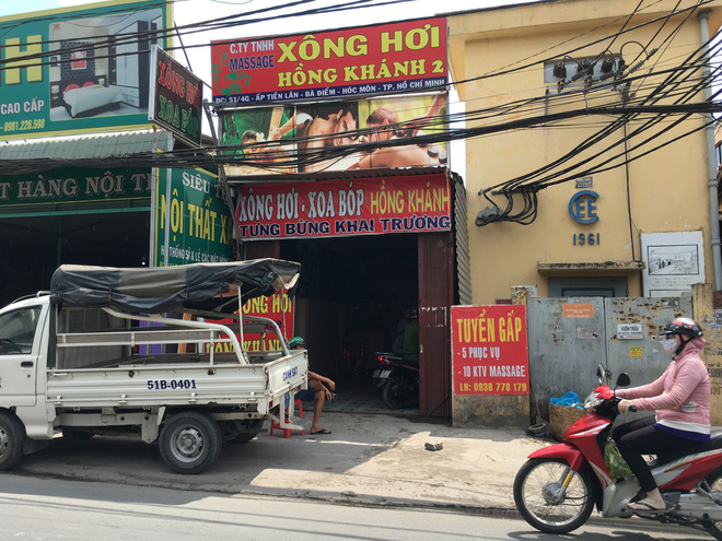 Bắt quả tang 2 cô gái đang kích dục cho khách khi tiến hành kiểm tra tiệm massage vùng ven Sài Gòn