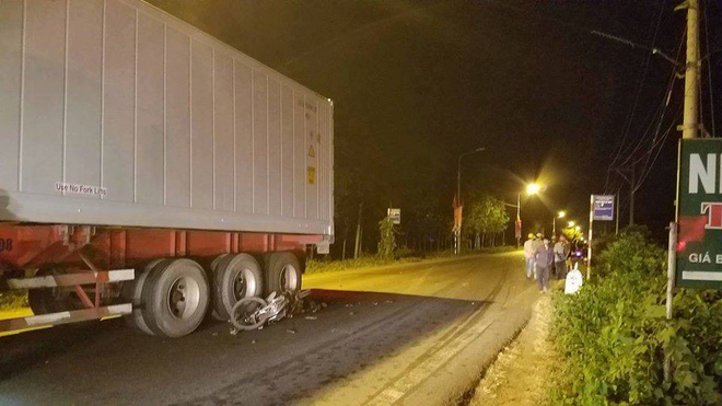 Đồng Nai: 3 xe máy tông nhau, 1 xe văng vào gầm container khiến 3 người chết và 2 người bị trọng thương