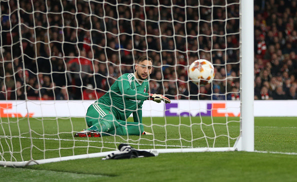 Welbeck lập cú đúp đưa Arsenal vào tứ kết Europa League